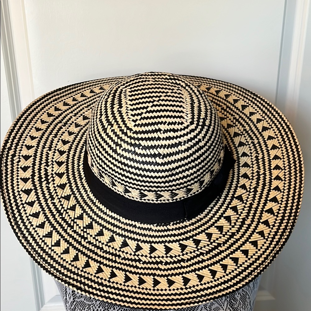 Stylish BCBG MAXAZRIA Black and Tan Women's Sun Hat. L